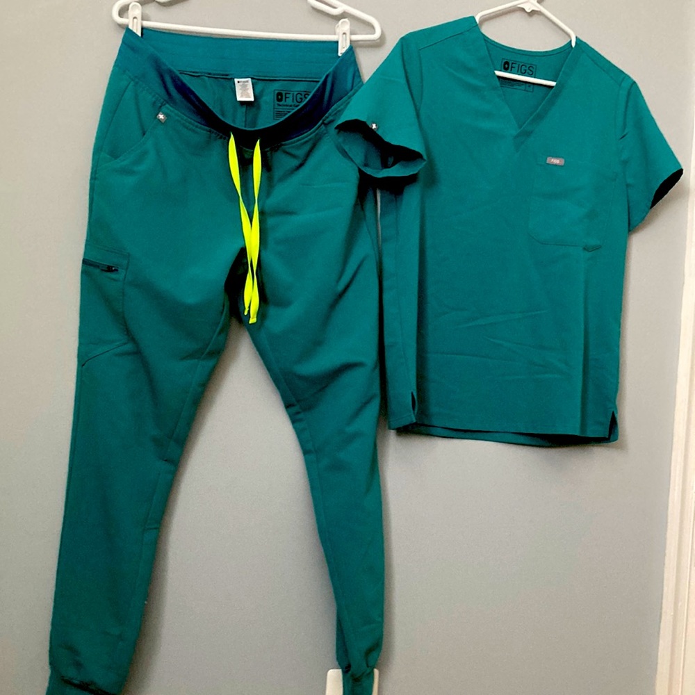 Figs scrubs set. Medium one pocket top medium tall jogger. Teal green